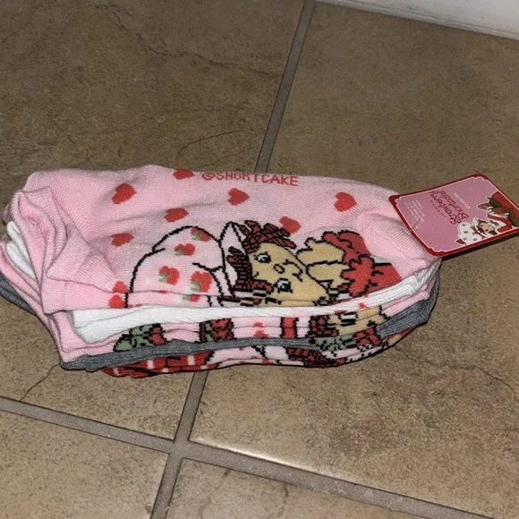 NWT 5 pairs of strawberry shortcake socks size 4-10 - Picture 4 of 6